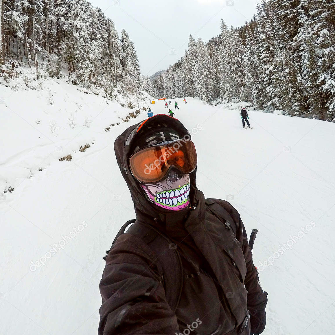 files/depositphotos_180850808-stock-photo-snowboarder-ski-slope-taking-selfie.jpg